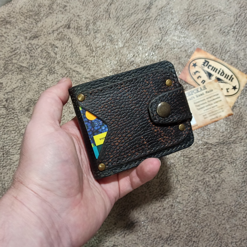 Кошелек Little Wallet-5-идеально лежит в руке-вмещает все самое необходимое